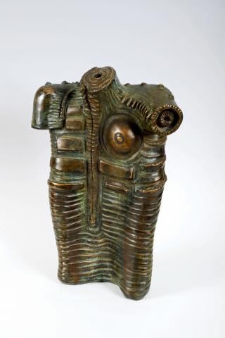 Mujer Cosida.Bronce, patina (3-8). 59 x 41 x 22 cm. 2002