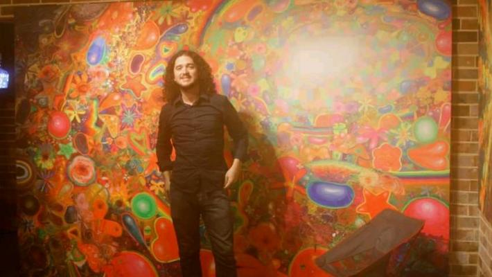 Alberto Lago posa con la pieza Love Journey Alberto Lago-Love Journey