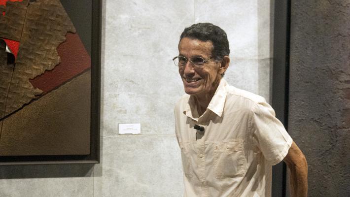 Juan Suárez Blanco en su exposición personal Contrapunto II Metáforas de la Resistencia. 