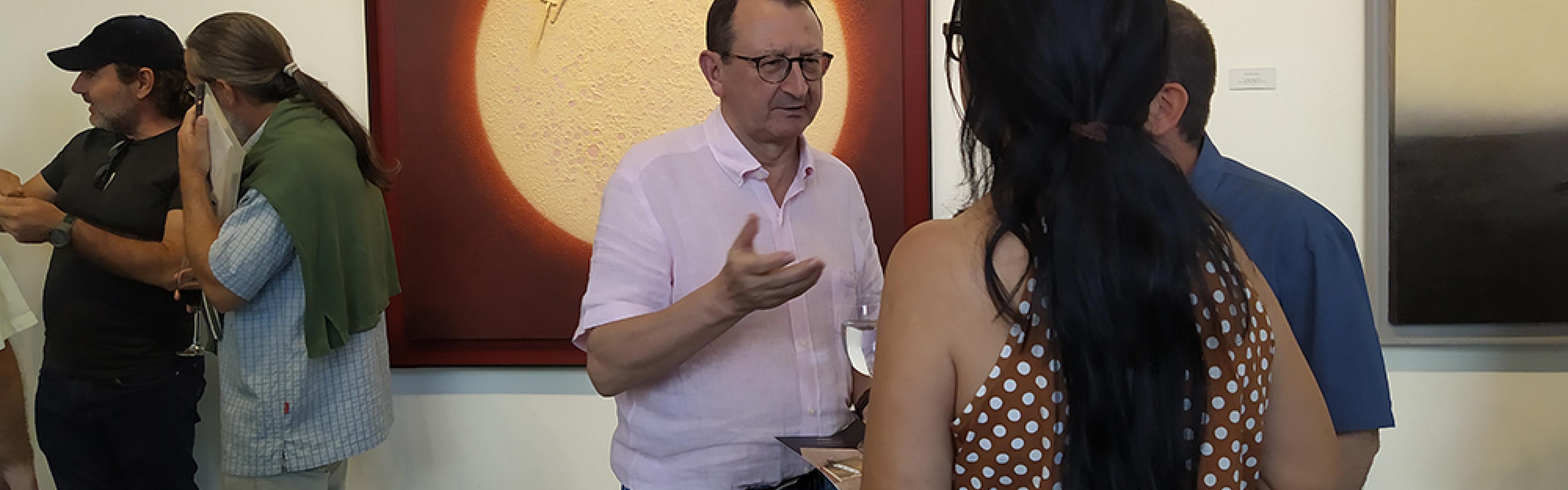 El coleccionista de arte cubano Luciano Méndez en la inauguración de Contrapunto en Máxima Estudio-Taller